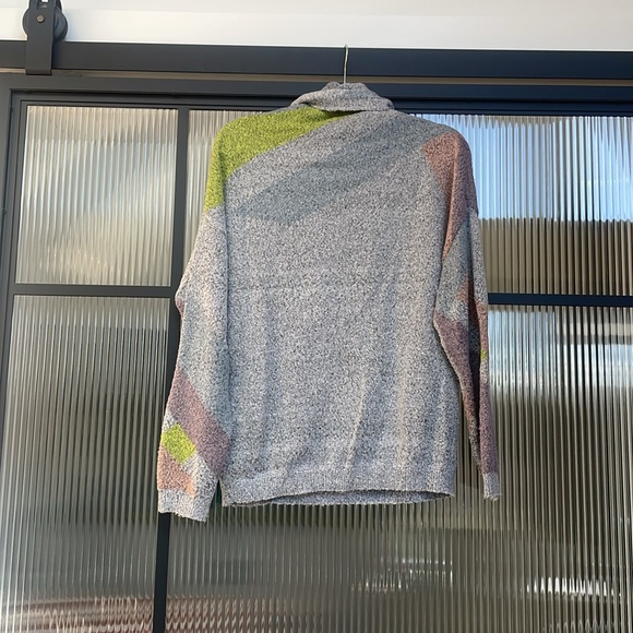 Prana Cowl neck pullover in grey/lavender geometric pattern - Picture 3 of 8